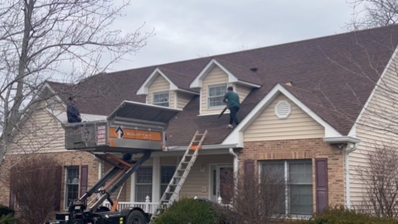 Roof repair on a Union Missouri home