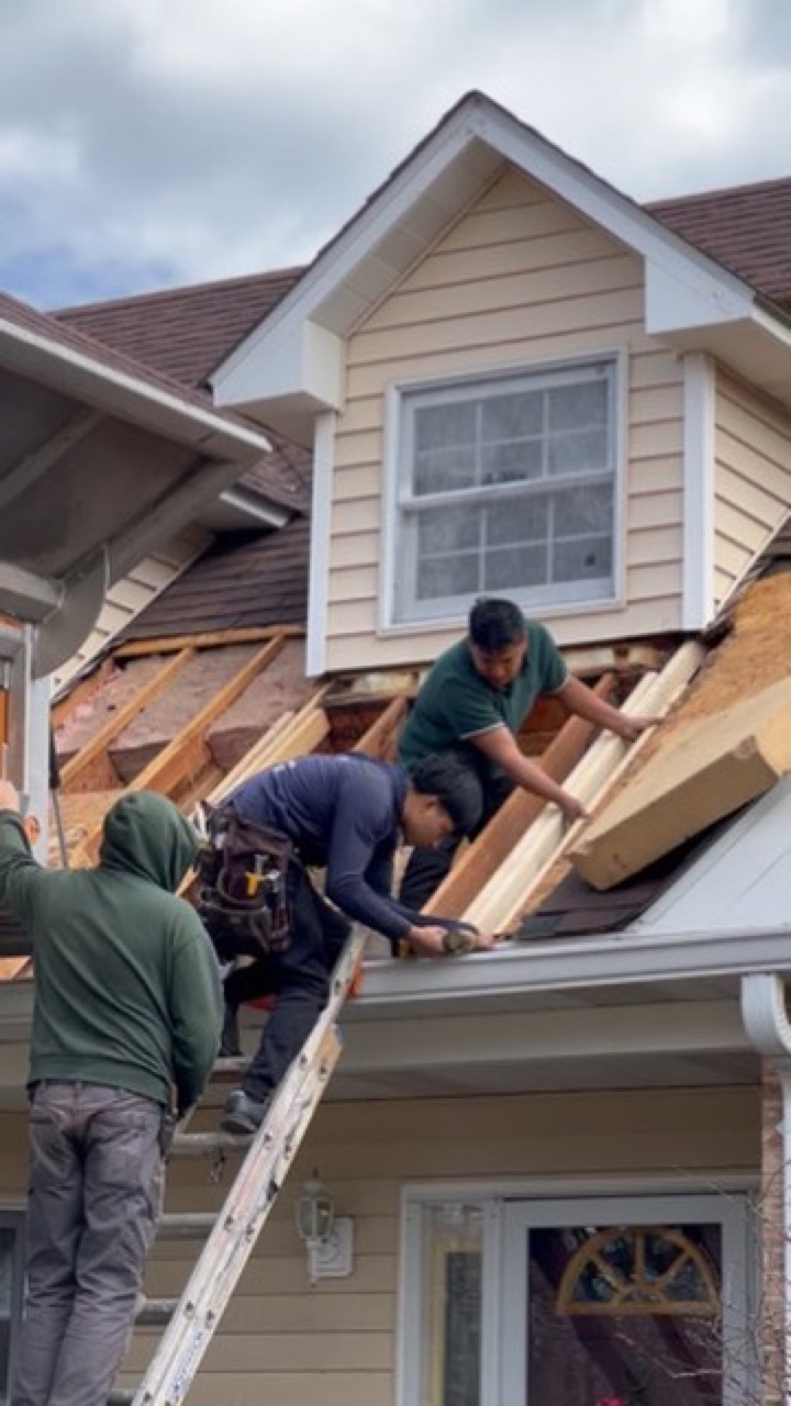 LP SmartSide and vinyl siding installation on a Missouri home